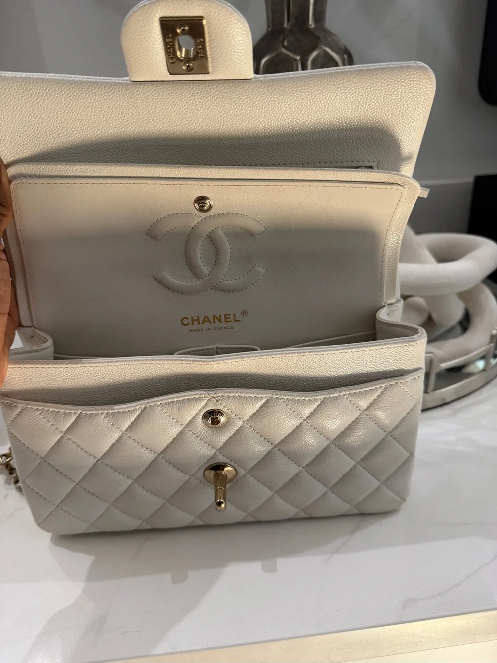 CHANEL White Quilted Shoulder Bag with Gold Hardware - Picture 5 of 7